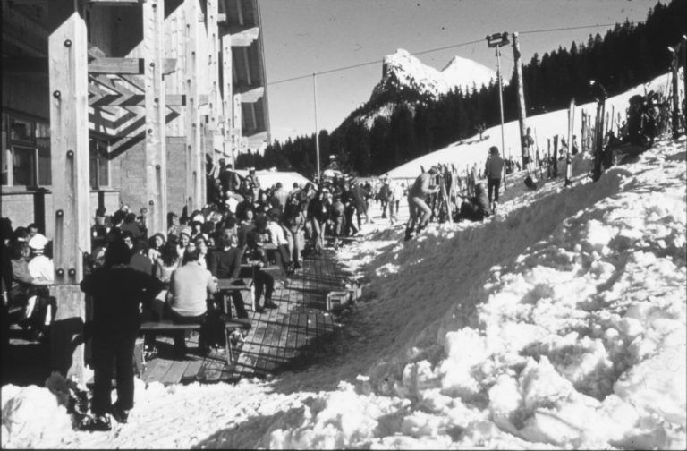 Bei der Rossstelle war ein Restaurant zur Versorgung der Skifahrer gebaut worden. <span class="copyright">Bildarchiv Klaus Riezler</span>