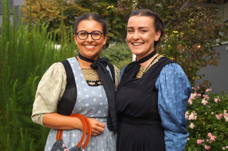 Katharina Amann und Anna Gmeiner von der Theatergruppe Bizau. <span class="copyright">Ritter</span>