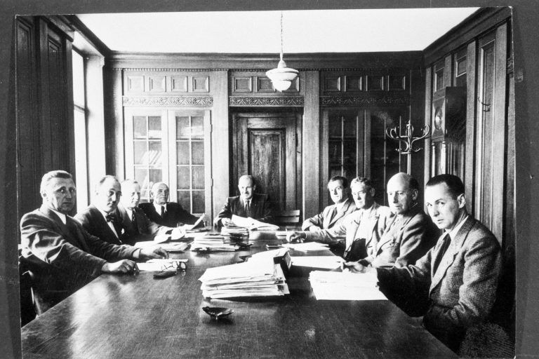 Die erste Landesregierung der zweiten Republik hält 1945 ihre erste Sitzung ab. <br><span class="copyright">Volare</span>