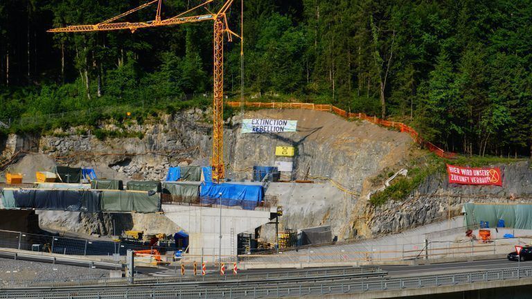 Protestaktion mit Bannern von Extinction Rebellion. <span class="copyright">Extinction Rebellion</span>