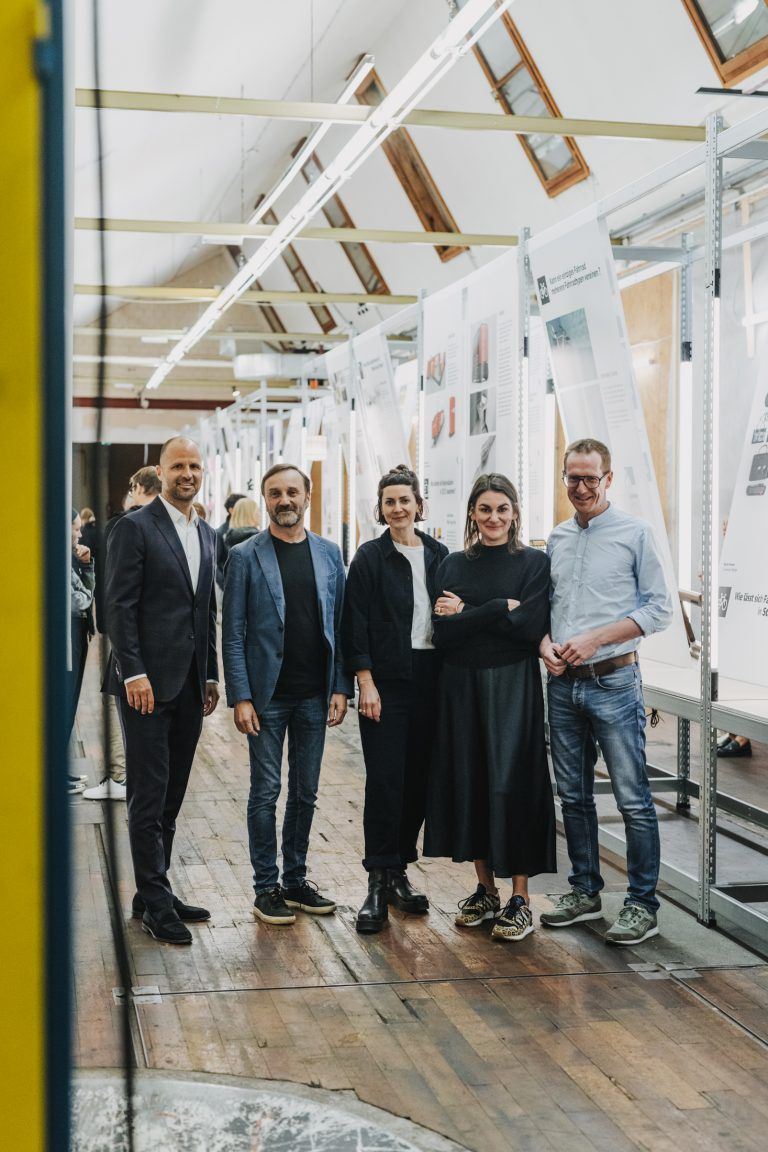 Landesrat Marco Tittler, Studiengangsleiter Mario Zeppetzauer (Industrial Design Linz), Katharina Kleiter (Designforum Vorarlberg), Bettina Steindl (CampusVäre) und Martin Dechant. <span class="copyright">Angela Lamprecht</span>