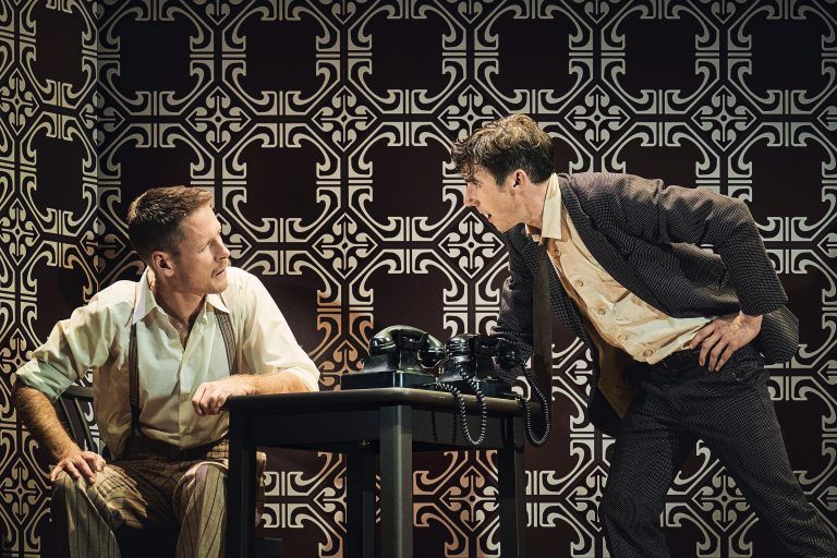 Schauspieler Aaron Hitz (rechts) und Max Merker (links) in der Inszenierung mit Maximilian Kraus. <br><span class="copyright">Anja Koehler</span>