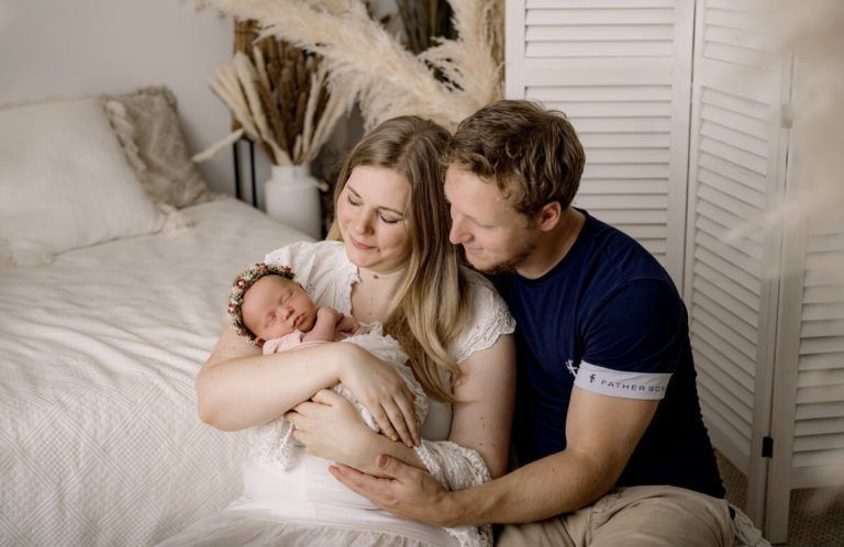 Alena und Daniel Leeb mit Helena. Zuerst ließ sich das Baby Zeit mit der Geburt, dann hatte es das kleine Menschlein aber plötzlich eilig. <span class="copyright">kreil photodesign</span>