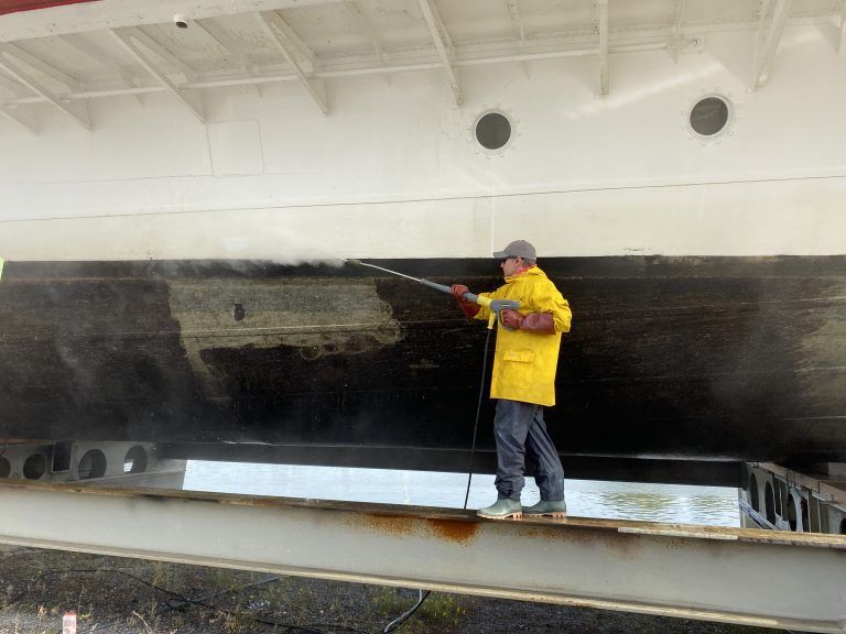 Erst wird die Schiffshaut mit Hochdruck gereinigt, Muscheln und Algen entfernt. Nur so können die rostigen Teile identifiziert werden. <br><span class="copyright">Laura Schwärzler</span>