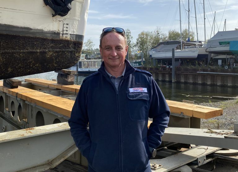 Kapitän Robert Gorschek (r.) hat die MS Austria gestern von Bregenz nach Fußach gesteuert. Heute geht der normale Betrieb weiter und er steht bei der MS Vorarlberg am Steuer. <span class="copyright">Laura Schwärzler</span>