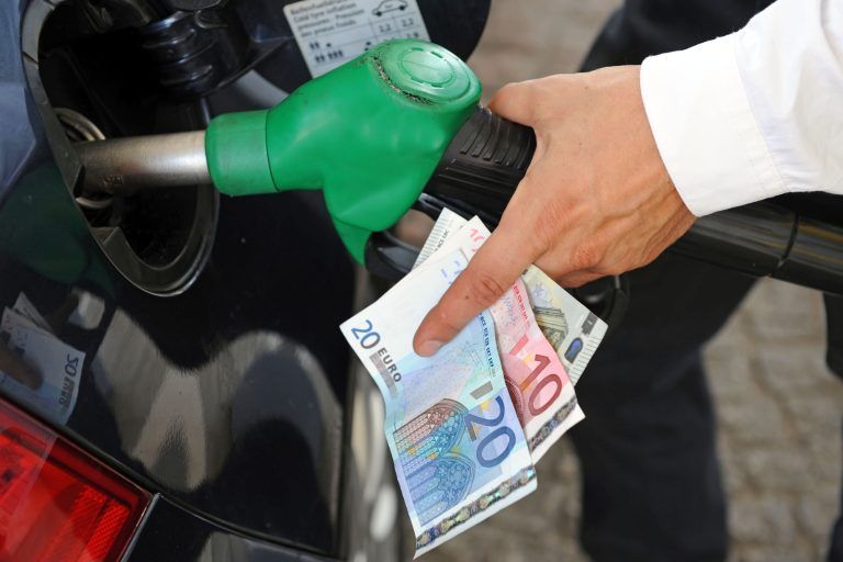 Ein 17-Jähriger verlangte bei einem Tankstellenshop nach Geld. <span class="copyright">Symbolbild/Shutterstock</span>