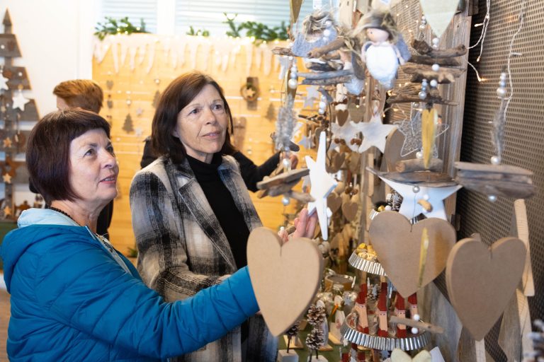 Ulrike Lins (l.) und Carmen Fromm (r.) bestaunen die dekorativen Unikate. <span class="copyright">Hartinger</span>