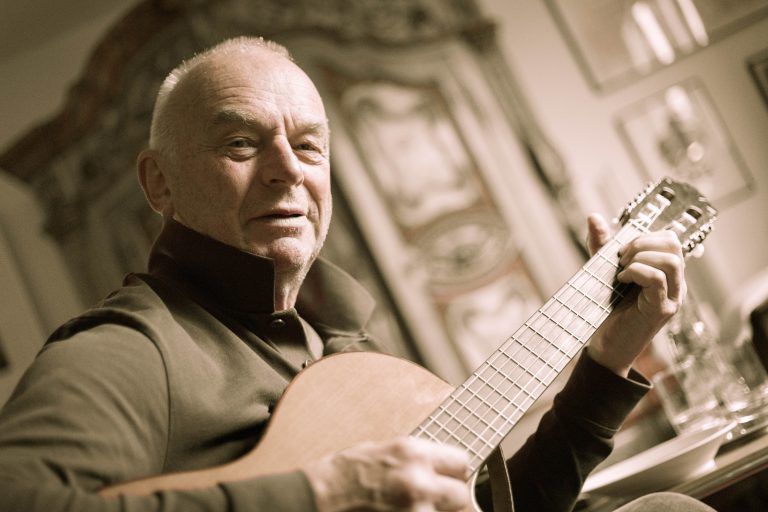 Ulli Troy mit der Gitarre. Seine Spezialität ist aber das Texten. <span class="copyright">Hartinger</span>