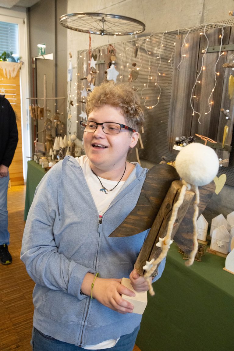 Stolz präsentiert Sandra Mäser einen Engel, den sie selbst gebastelt hat. <span class="copyright">Hartinger</span>