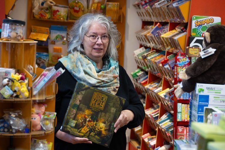 Sabine Schwärzler kennt die Spiele in den Regalen ihres Spielwarengeschäfts Bienenhaus in Wolfurt ganz genau. Sie berät ihre Kunden gerne über die neuesten Trends. <span class="copyright">hartinger</span>