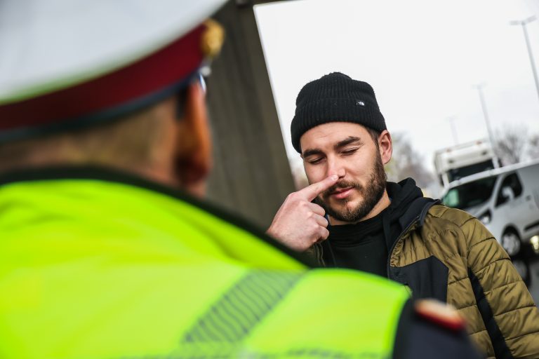 Daniel Heinzle wird vom Polizeiarzt auf Rauschmittel getestet. <span class="copyright">STEURER</span>