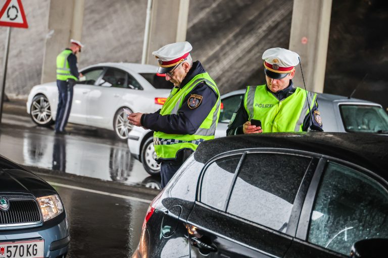 Bei der Kontrolle wurde auch die Fahrtüchtigkeit der Fahrzeuge geprüft. <span class="copyright">Steurer</span>
