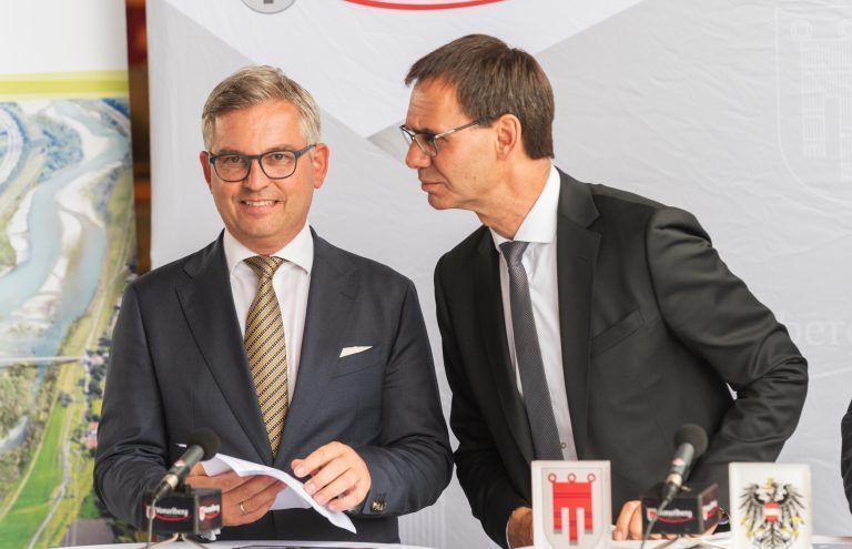 Finanzminister Magnus Brunner und Landeshauptmann Markus Wallner verhandeln beim Finanzausgleich miteinander. <span class="copyright">Stiplovsek</span>
