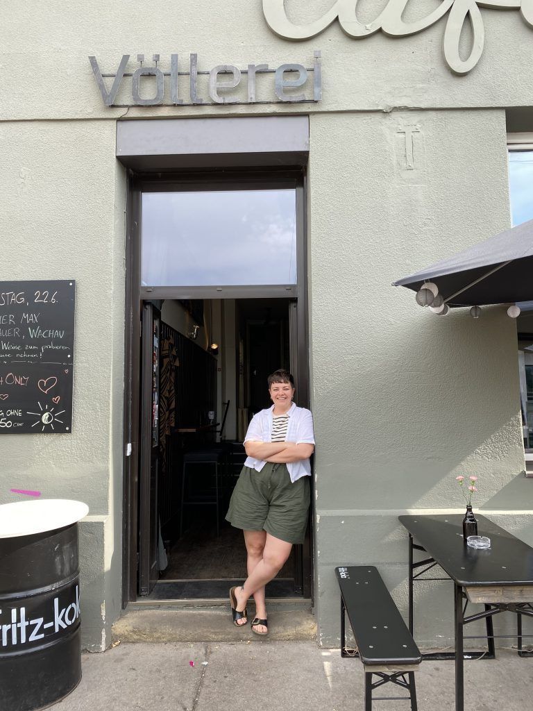 Diana Fritz vergangenen Sommer beim Besuch der NEUE in ihrem Lokal, als sie die Entscheidung noch nicht getroffen hatte. Im Sommer ist der Platz besonders belebt. <span class="copyright">Schwärzler</span>