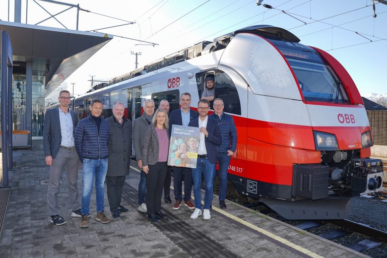 V.l.: Martin Schreiber (GF Landbus Oberes Rheintal), Marcus Ender (ÖBB), Michael Hussendörfer (Betriebsleiter Stadtbus Bregenz), Bernhard Maier (Stand Montafon), Cornelia Kleboth (VVV), Siegfried Burtscher (GF Stadtbus Feldkirch), Christian Hillbrand (GF VVV), Landesrat Daniel Zadra (Grüne), Michael Stabodin (GF Landbus Unterland). <span class="copyright">7PRO.TV</span>