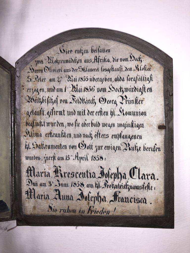 Diese Inschrift erinnert an die beiden Mädchen. <span class="copyright">Vetter</span>