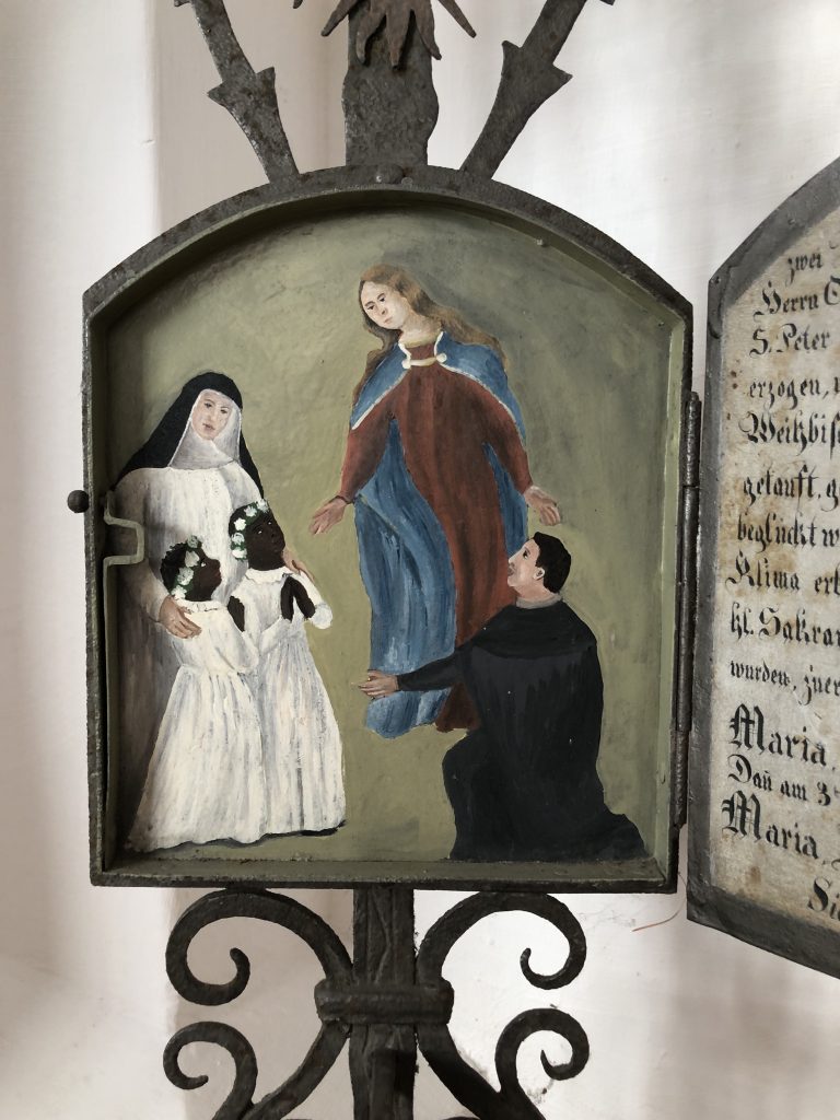 Ein genauerer Blick auf die Tafel am Kreuz im Bludenzer Kloster. <span class="copyright">Vetter</span>