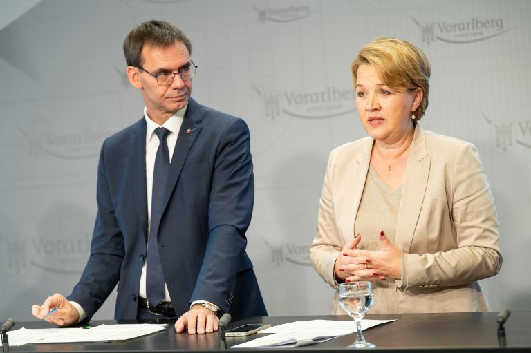Wallner und Kaufmann präsentierten ihre Sicht auf den Finanzausgleich.<span class="copyright"> Serra/VLK</span>