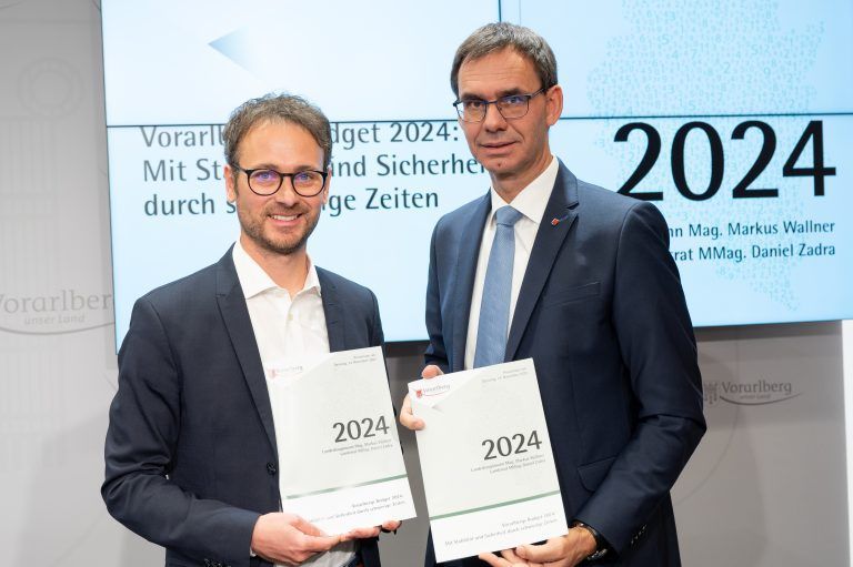 Daniel Zadra und Markus Wallner mit dem Pressepapier für den Voranschlag 2024.<br><span class="copyright">Serra/VLK</span>