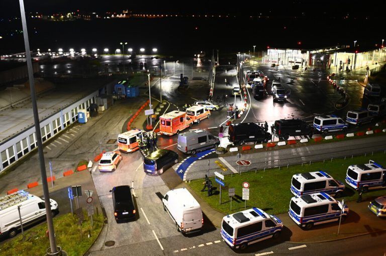 ABD0004_20231105 - HAMBURG - DEUTSCHLAND: dpatopbilder - 04.11.2023, Hamburg: Polizeifahrzeuge und Krankenwagen stehen am Flughafen. Der Hamburger Flughafen ist nach dem Eindringen eines Fahrzeugs auf das Gelände gesperrt worden. Ein Bewaffneter habe mit seinem Fahrzeug ein Tor durchbrochen und bereits zwei Mal in die Luft geschossen, sagte ein Sprecher der Bundespolizei am Samstagabend. Foto: Jonas Walzberg/dpa +++ dpa-Bildfunk +++. - FOTO: APA/dpa/Jonas Walzberg
