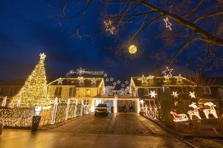 Aus einem Christbaum mit 105 Lichter vor 29 Jahren sind viele Lämpchen geworden. <span class="copyright">Hartinger</span>