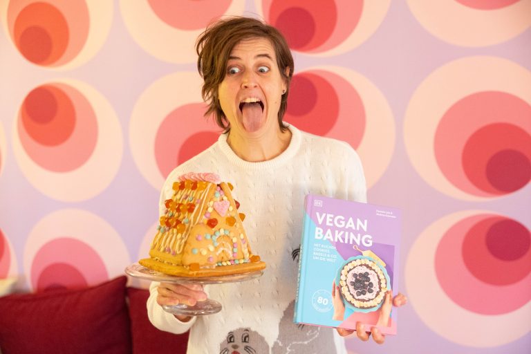 Daniela Lais mit ihrem aktuellen Buch „Vegan Baking“. <span class="copyright">hartinger</span>