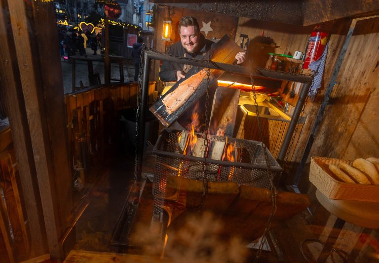 Roberto Kühr hat den Flammlachs bereit für den Ofen gemacht. <span class="copyright">hartinger</span>