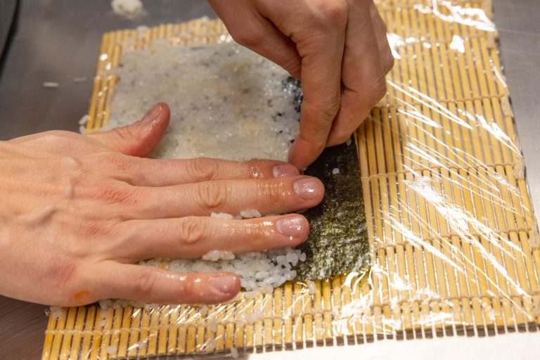Emanuel Ganahl bei der Zubereitung seines Sushis. <span class="copyright">hartinger</span>
