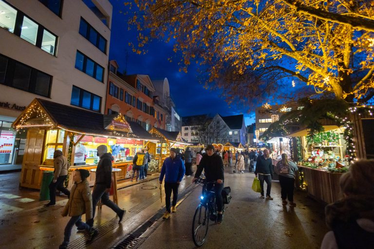 Etwa auf den Weihnachtsmärkten wie hier in Bregenz kann man sich unter die Menschen mischen. <span style="color: rgba(111, 111, 111, var(--tw-text-opacity)); font-size: 0.75rem; text-transform: uppercase;"><span class="copyright">Klaus Hartinger </span></span>