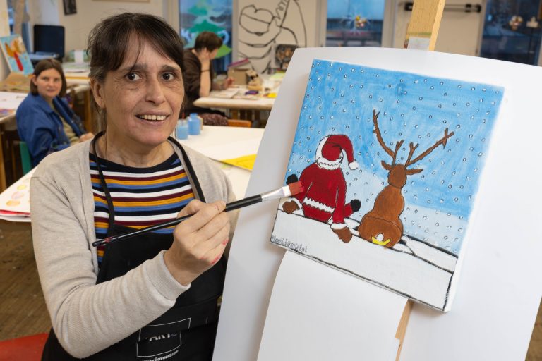 Professionell am Werk mit Pinsel und Staffelei. <span class="copyright">hartinger</span>