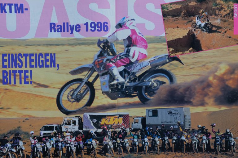 Ein Bild vom KTM-Tross Oasis-Rallye 1996 in einem Motorradmagazin.<span class="copyright">hartinger</span>