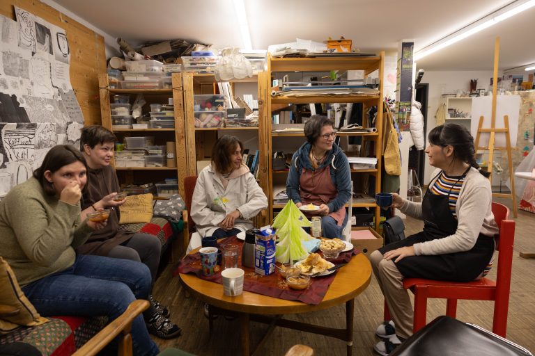 Wir treffen Marlies Vigl, die unser Titelbild für Heiligabend gemalt hatMarlies Vigl bei der Kaffeepause im ARTelier. <span class="copyright">hartinger</span>