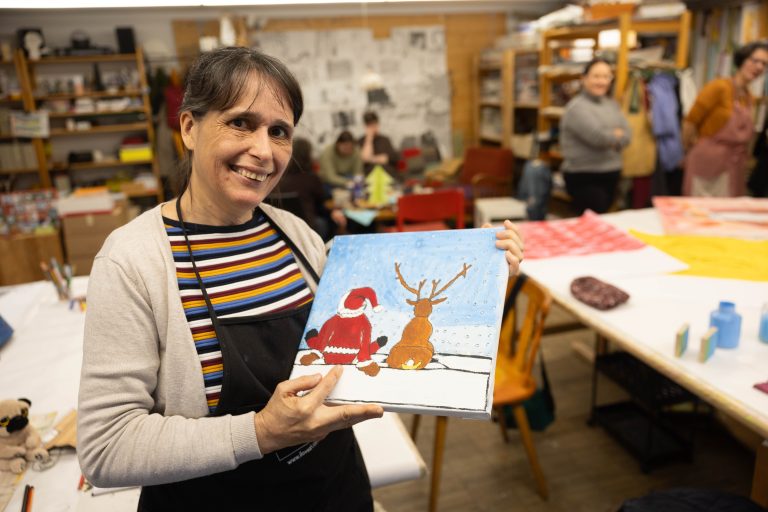 Marlies Vigl präsentiert sie ihr Weihnachtswerk. <span class="copyright">hartinger</span>