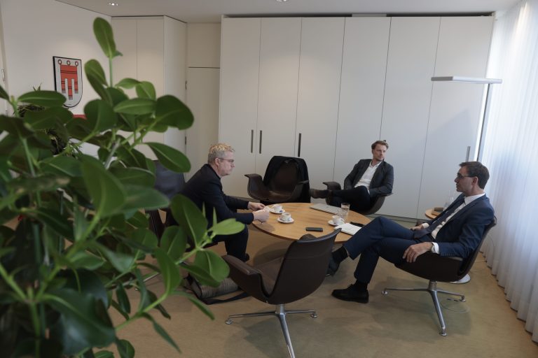 Landeshauptmann Wallner im Gespräch mit Jörg Stadler, interimistischer Chefredakteur der NEUE. An Wallners Seite: Sprecher Simon Kampl (Mitte). <span class="copyright">Hartinger</span>