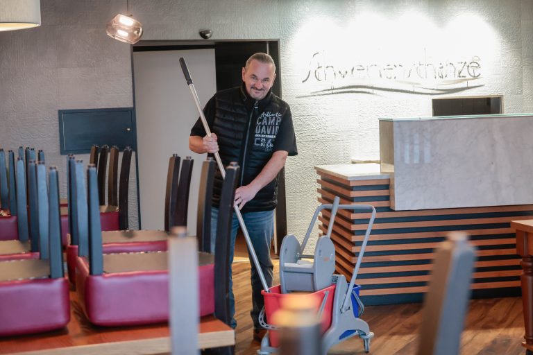 Das Lokal wird noch auf Hochglanz gebracht und dann kann es losgehen! <span class="copyright">Hartinger</span>