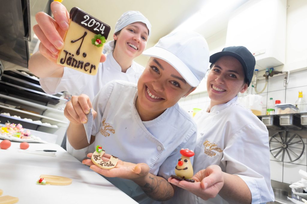 Besuch in der Konditorei: So werden Marzipan-Glücksbringer hergestellt