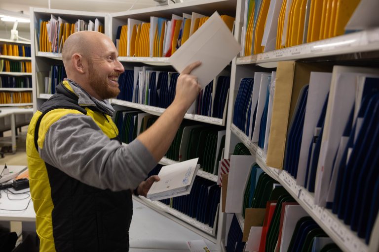 Beim Einsortieren merkt sich der Zusteller schon genau, wo was im Briefkasten landen muss. <span class="copyright">Hartinger</span>