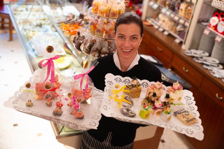 Bis Carmen Götze die Figuren im Café verkaufen kann, <span class="copyright">hartinger</span>