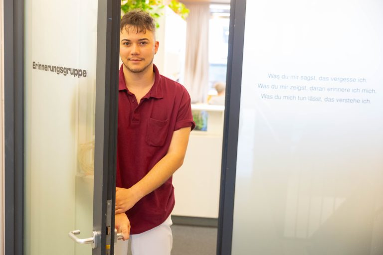 Fabian Rapaic liebt seinen Job als Pfleger. <span class="copyright">hartinger</span>