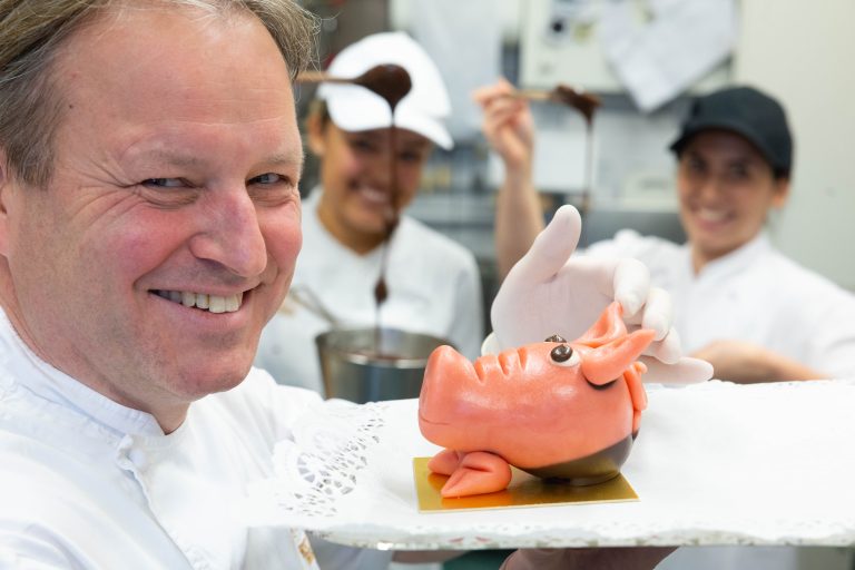 Am beliebtesten ist das Glücksschwein . Gerhard Götze und sein Team produzieren davon jährlich über 1000 Stück in Handarbeit. <span class="copyright">hartinger</span>