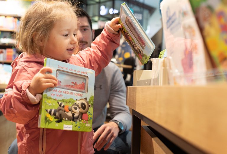 Kinder lernen viel aus Büchern. <span class="copyright">Hartinger</span>