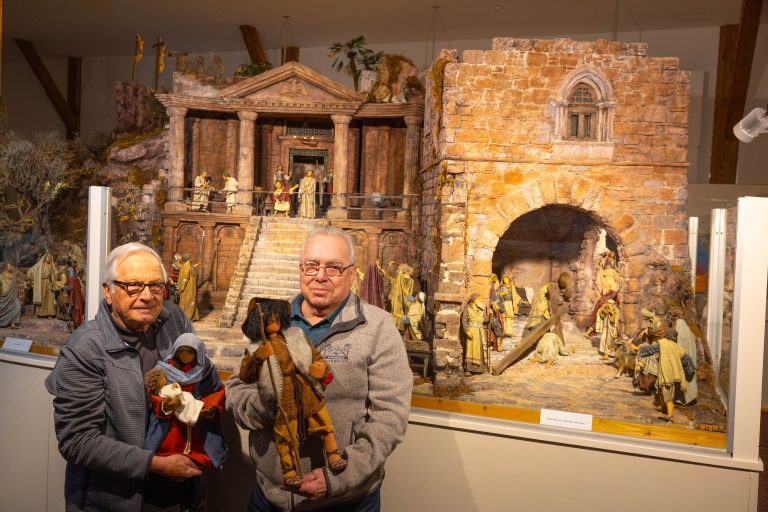 Erich Kirner und Helmut Brüstle vom Verein vor einer der Krippen. <span class="copyright">hartinger</span>