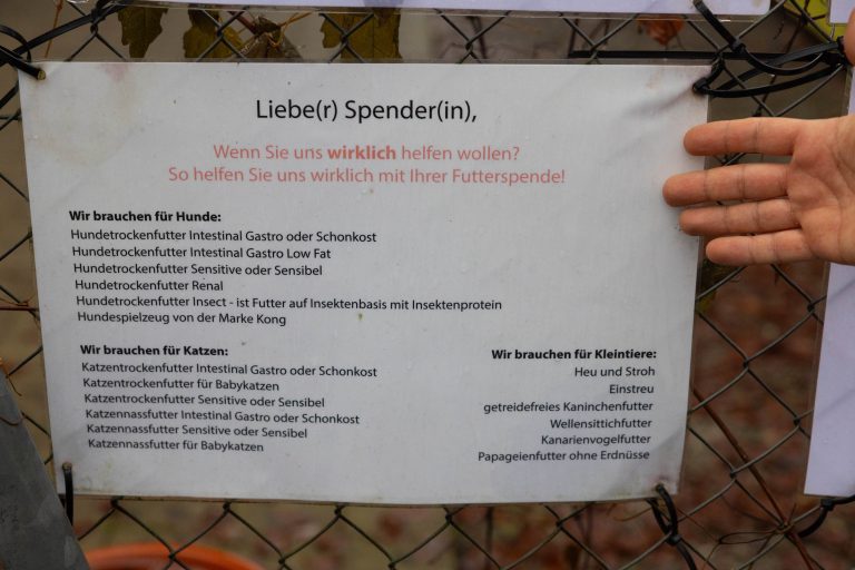 Beim Tierschutzheim hängt eine Liste mit dem benötigten Futter.
