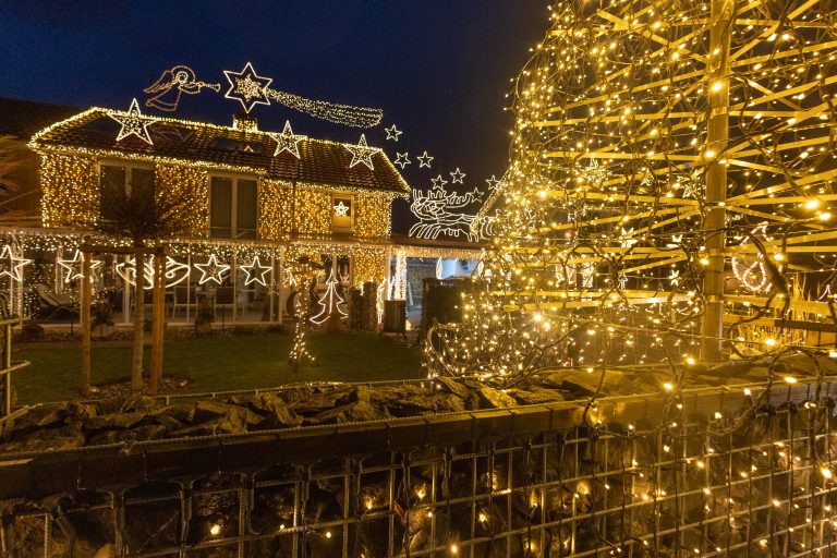 Zwei Wochen lang klettert Remo Tobler aufs Dach und bringt im Garten Lichter an. <span class="copyright">Hartinger</span>