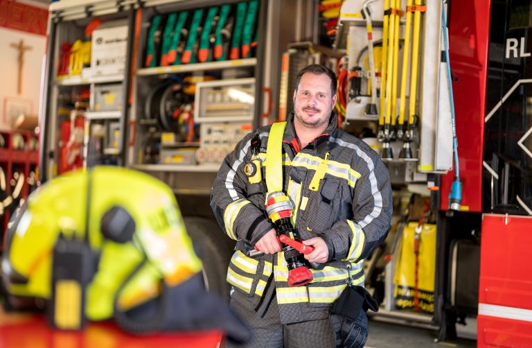Einsatzbereit: Robert Vlach im Feuerwehrhaus in Lochau. <span class="copyright">stiplovsek</span>
