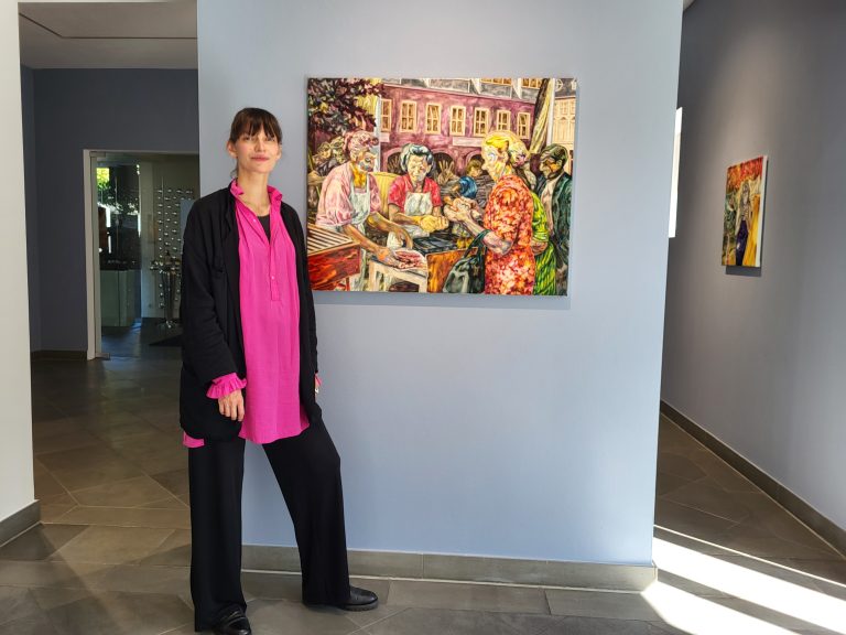 Die Künstlerin Marianne Thoermer bei ihrer Ausstellung „What remains“ in der Galerie Sechzig. <span class="copyright">Sieglinde Wöhrer</span>
