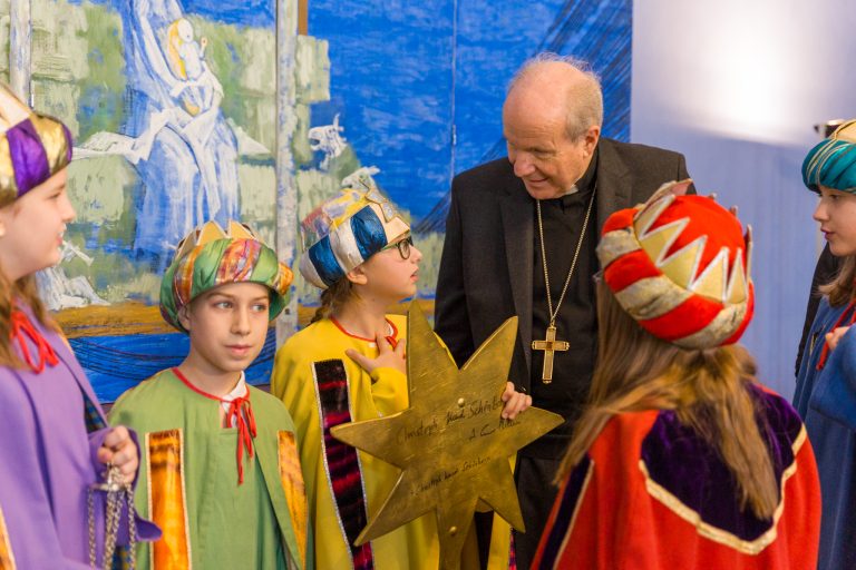 Auch bei Kardinal Christoph Schönborn in Wien waren am Mittwoch die Sternsinger zu Besuch. Eine Gruppe aus der Pfarre Velm in Niederösterreich. <span class="copyright">Erzdiözese Wien/Stephan Schönlaub</span>