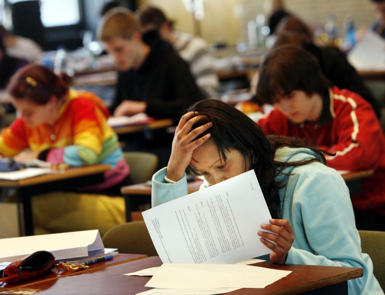 Verzweiflung bei der Matura - gehören solche Bilder bald der Vergangenheit an? <span class="copyright">DPA/Frank Rumpenhorst</span>