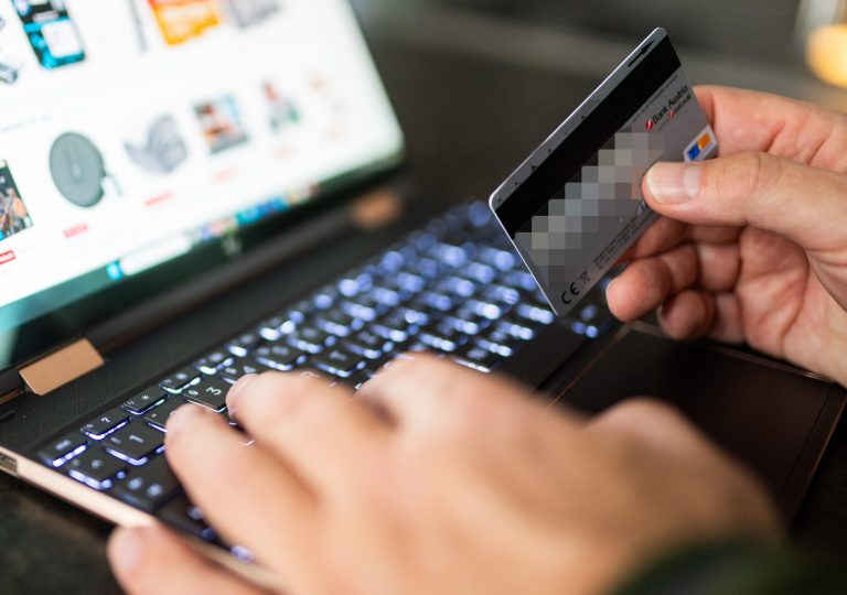 Bei Online-Geschäften mit anderen Privatpersonen ist Vorsicht geboten. <span class="copyright">Symbolbild/APA/GEORG HOCHMUTH</span>