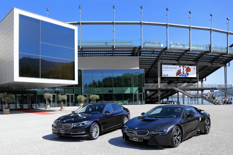 BMWs vor dem Festspielhaus.<span class="copyright">(C) Klaus hartinger</span>